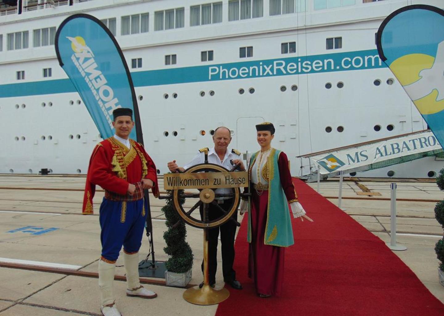 BAR CRUISE PORT ACCEPTED  A SHIP OF GERMAN COMPANY COMPANY PHONEIX REISEN FOR THE FIRST TIME